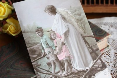 画像1: フランス　アンティークポストカード　子どもに寄り添う天使