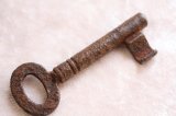 古びたアンティークキー　蚤の市で見つけた幸せの古い鍵