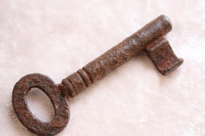 画像1: 古びたアンティークキー　蚤の市で見つけた幸せの古い鍵