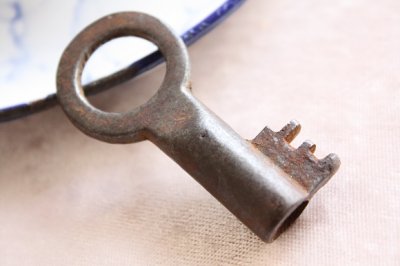 画像1: フランス　コロンとした形の古い鍵