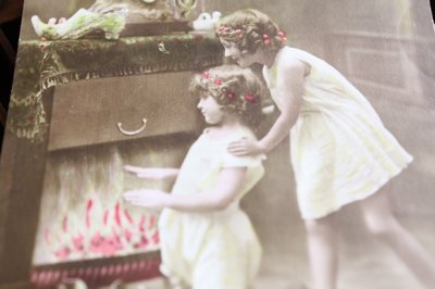 画像2: アンティークポストカード　暖炉の前の姉妹