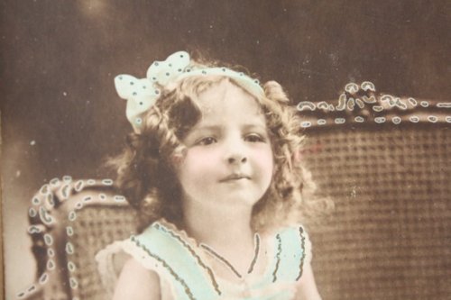 他の写真1: フランス　アンティークポストカード　ブルーの水玉リボンの少女