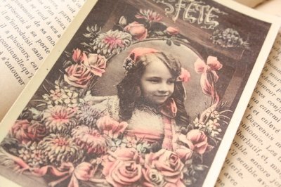 画像1: フランス　アンティークポストカード　お花に囲まれて