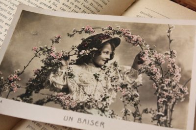 画像1: フランス　アンティークポストカード　お花でアーチ