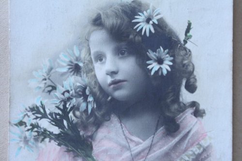 他の写真3: フランス　アンティークポストカード　お花の髪飾りをつけた少女