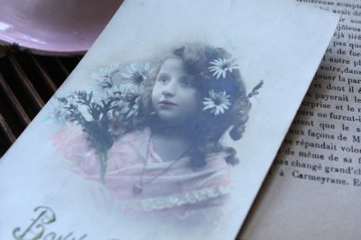 画像1: フランス　アンティークポストカード　お花の髪飾りをつけた少女