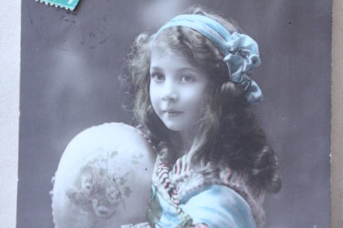 他の写真2: フランス　アンティークポストカード　イースターエッグを抱えた少女