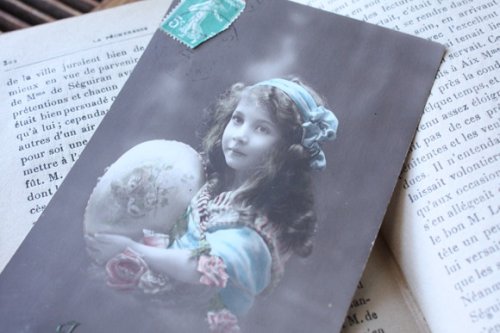 他の写真3: フランス　アンティークポストカード　イースターエッグを抱えた少女