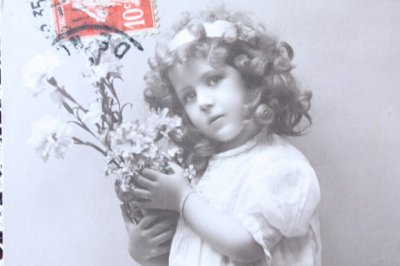 画像3: フランス　アンティークポストカード　お花を持つ巻き毛の少女