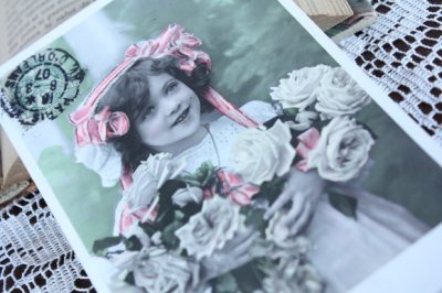 画像1: フランス　アンティークポストカード　いっぱいの薔薇を抱えた少女