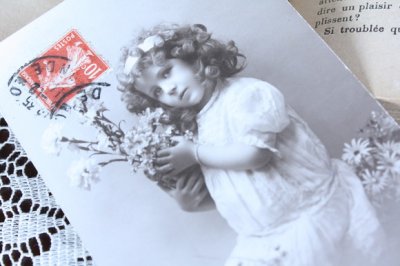 画像1: フランス　アンティークポストカード　お花を持つ巻き毛の少女