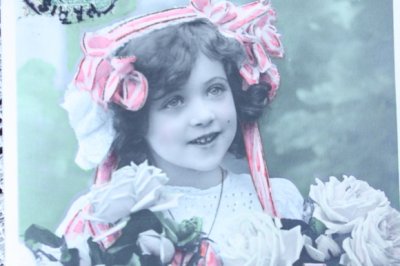 画像3: フランス　アンティークポストカード　いっぱいの薔薇を抱えた少女