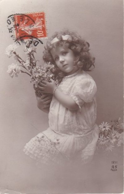 画像4: フランス　アンティークポストカード　お花を持つ巻き毛の少女