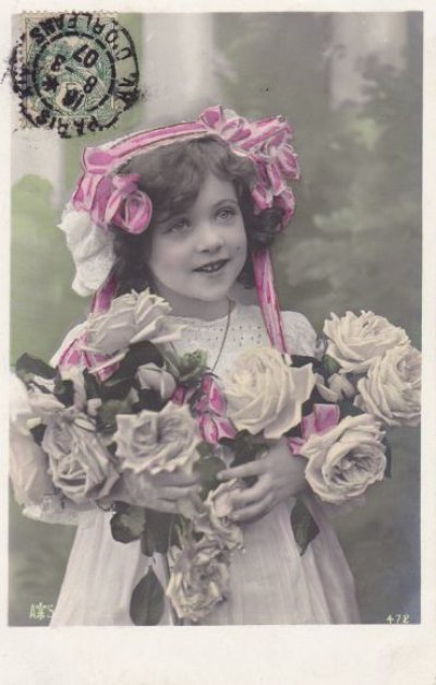 画像4: フランス　アンティークポストカード　いっぱいの薔薇を抱えた少女