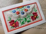 フランスアンティーク　刺繍のポストカード　赤い花