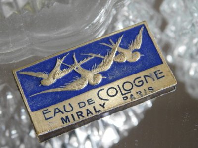 画像2: フランスアンティーク　パフュームラベル『MIRALY』ゴールドのツバメ