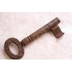 画像: 古びたアンティークキー　蚤の市で見つけた幸せの古い鍵