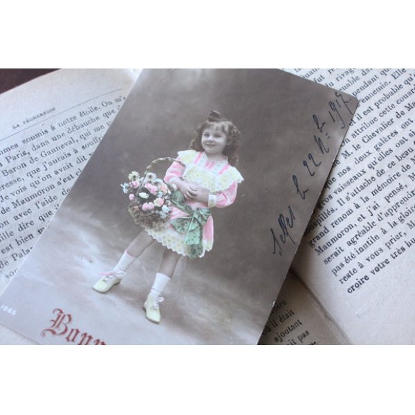 画像1: フランス　アンティークポストカード　花かごを持つ少女 (1)