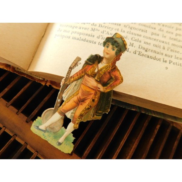 画像1: フランスアンティーク　クロモ（ダイカット）楽器を持つ少年 (1)