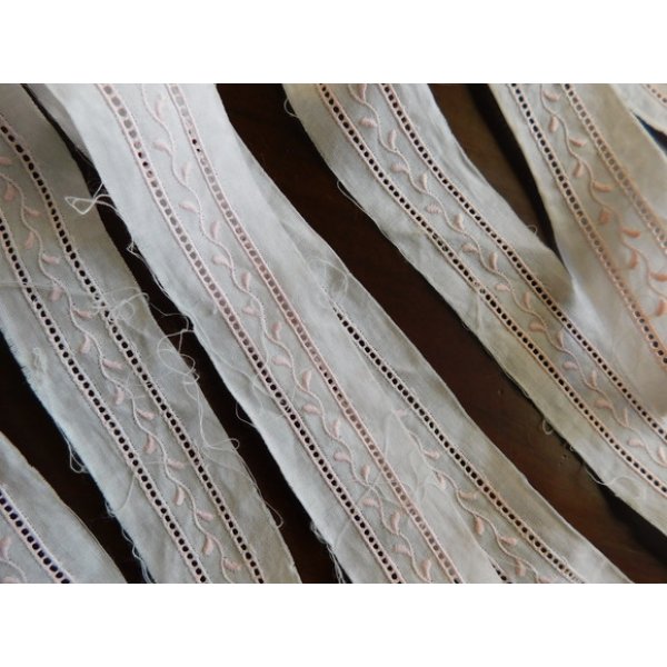 画像1: フランスアンティーク　カットワークレース　ピンクの刺繍　390cm (1)