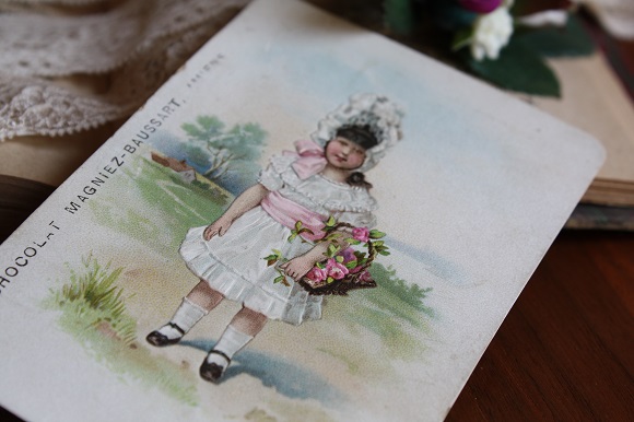 ❤直接買❤ フランスアンティーククロモカード 百合の花を運ぶ少女