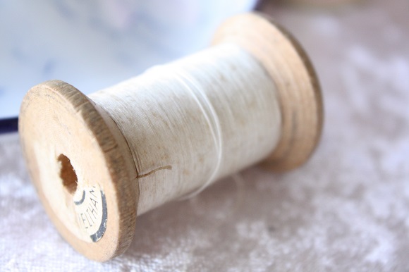 フランスのメルスリー 木製の糸コマにまかれた白い糸