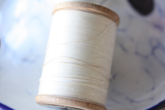 フランス 木製の糸コマにまかれた白い糸