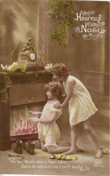 画像: アンティークポストカード　暖炉の前の姉妹