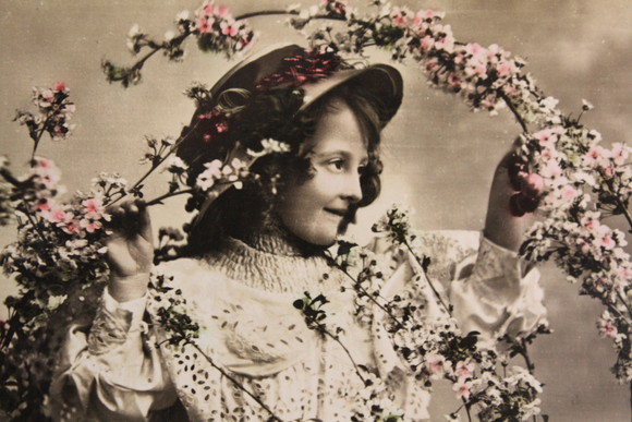 画像: フランス　アンティークポストカード　お花でアーチ