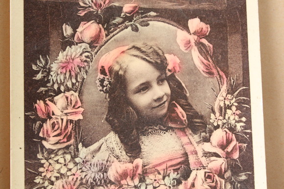 画像: フランス　アンティークポストカード　お花に囲まれて