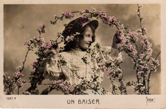 画像: フランス　アンティークポストカード　お花でアーチ
