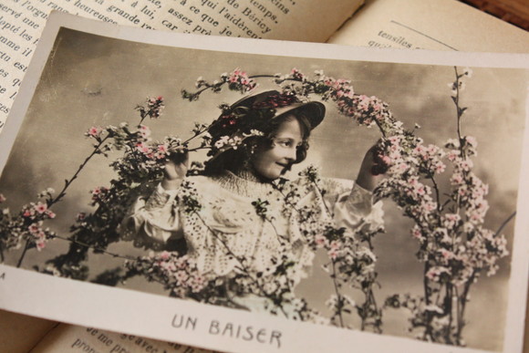 画像1: フランス　アンティークポストカード　お花でアーチ (1)