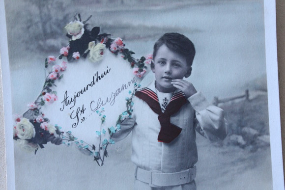 画像: フランス　アンティークポストカード　メッセージボードを持つ少年