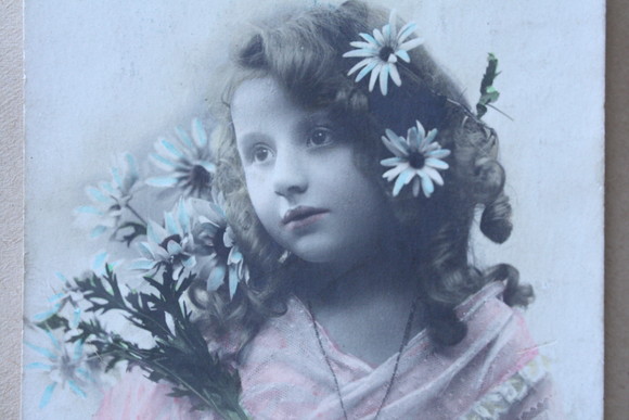 画像: フランス　アンティークポストカード　お花の髪飾りをつけた少女