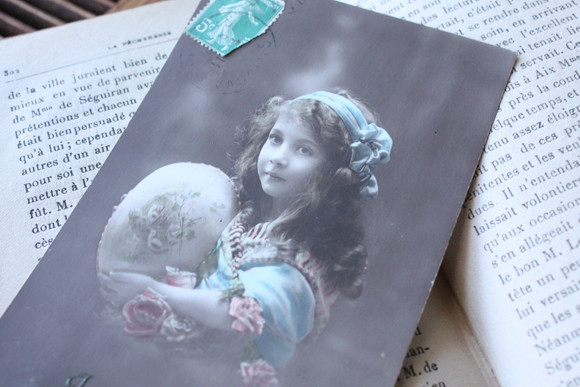 画像: フランス　アンティークポストカード　イースターエッグを抱えた少女